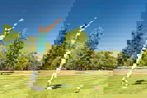 golfer-testing-the-wind